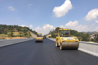 中國水利水電第三工程局 基層動態(tài) 石瀘高速公路項(xiàng)目路面瀝青上面層開始施工